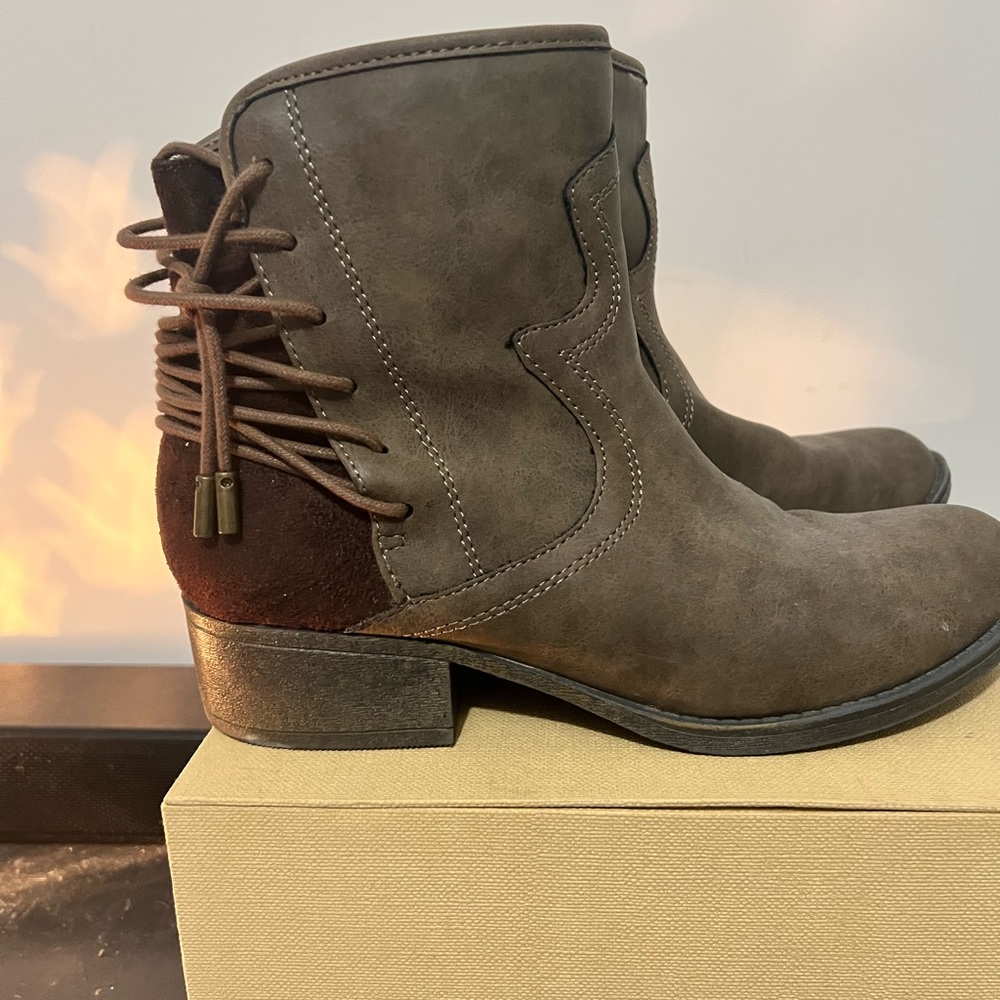 Steve Madden girls boots.